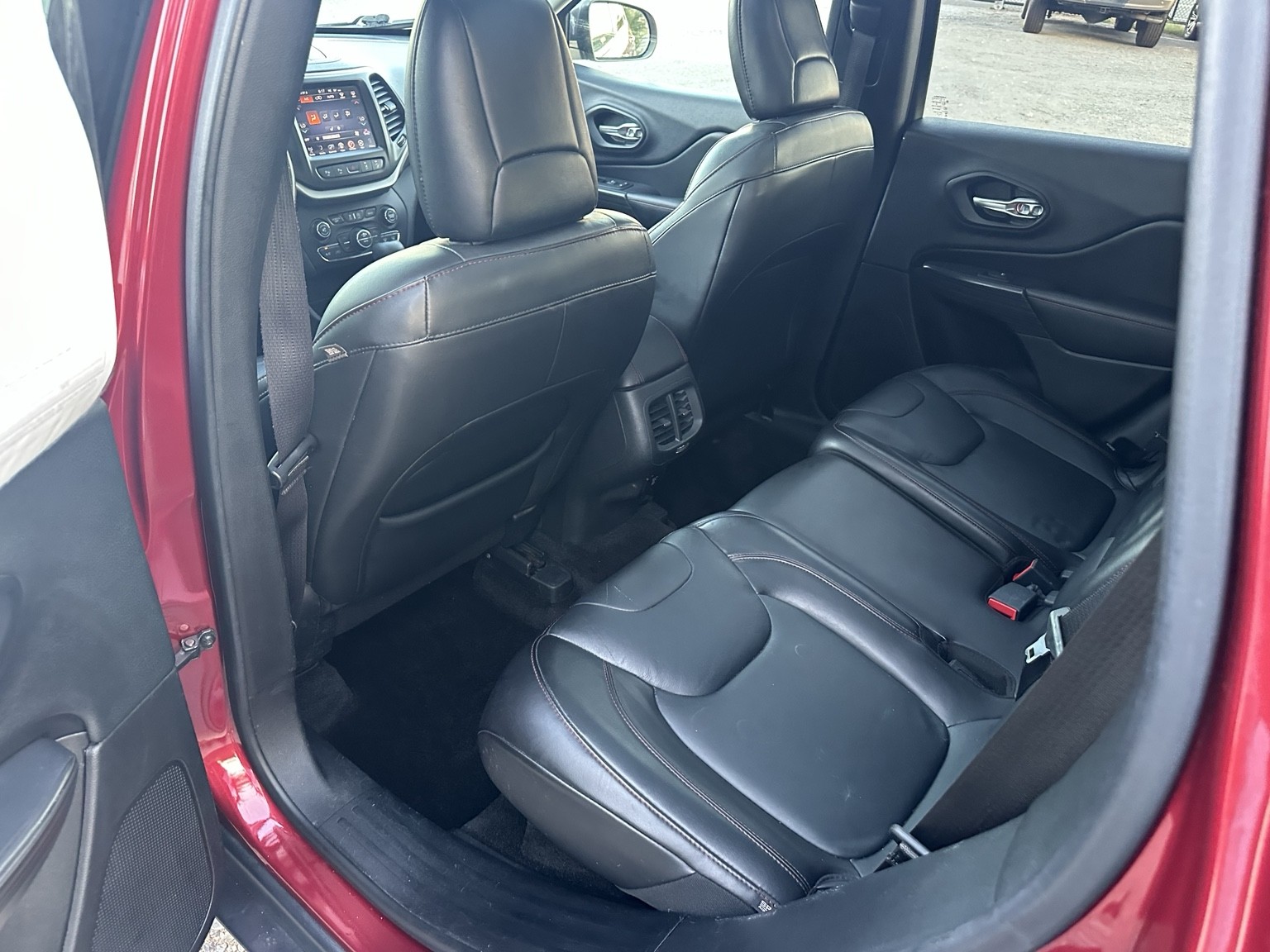 Red 2015 Jeep Cherokee Trailhawk dashboard and controls