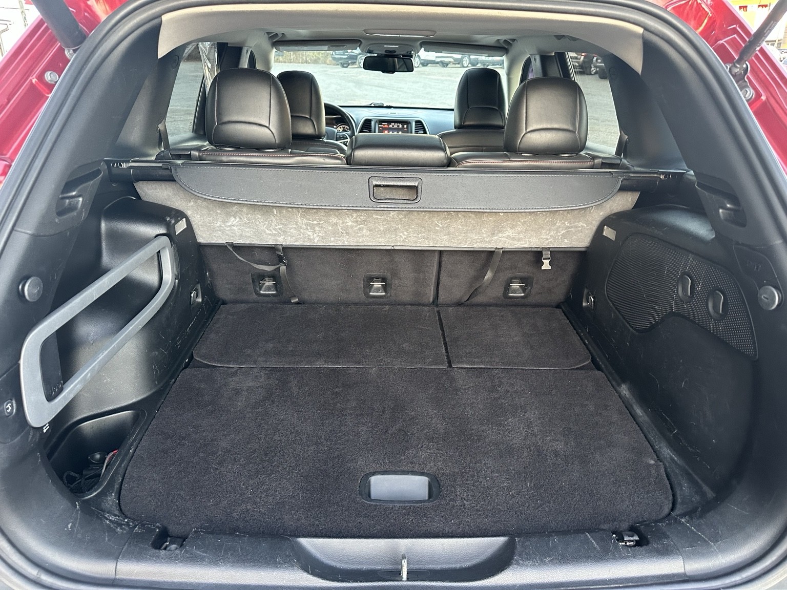 Red 2015 Jeep Cherokee Trailhawk front seating
