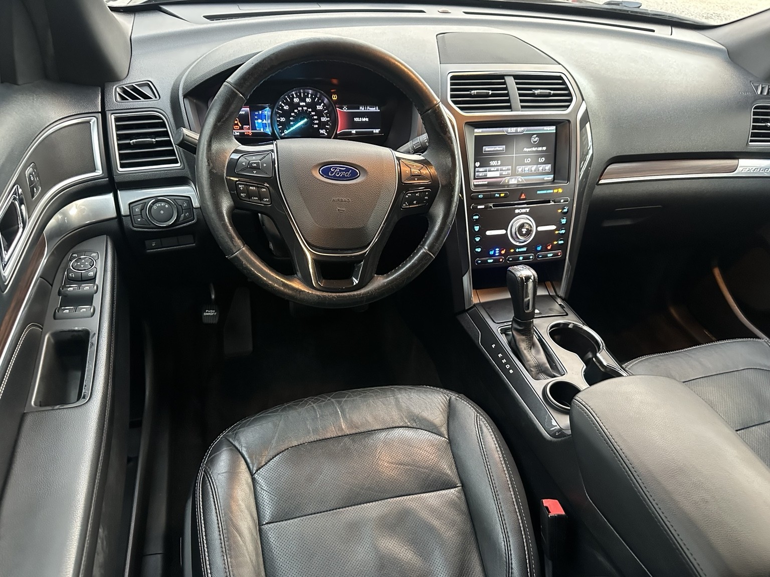 Gray 2016 Ford Explorer Limited wheel and tire