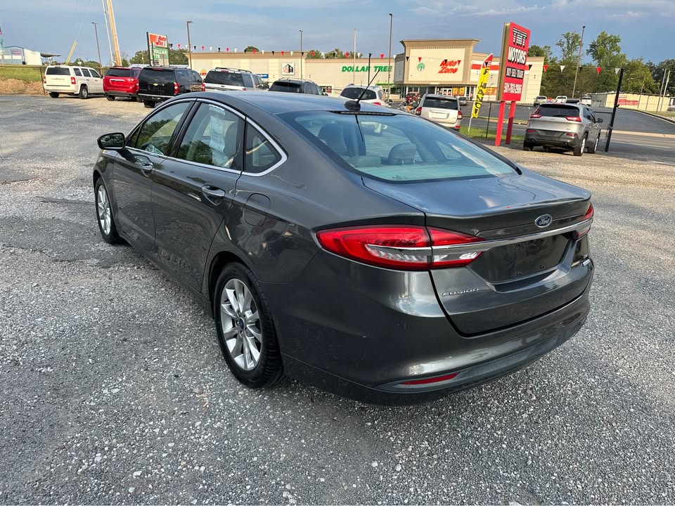 2017 Ford Fusion SE photo 2