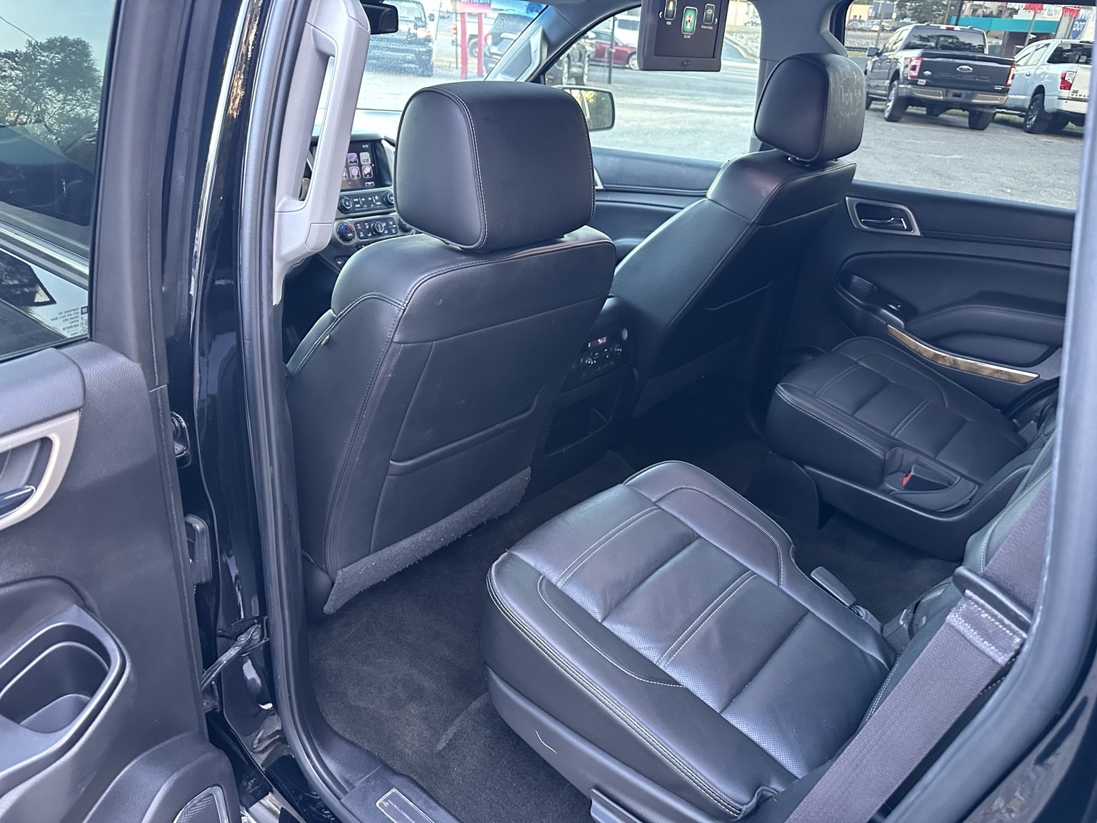 Black 2017 GMC Yukon Denali dashboard and controls