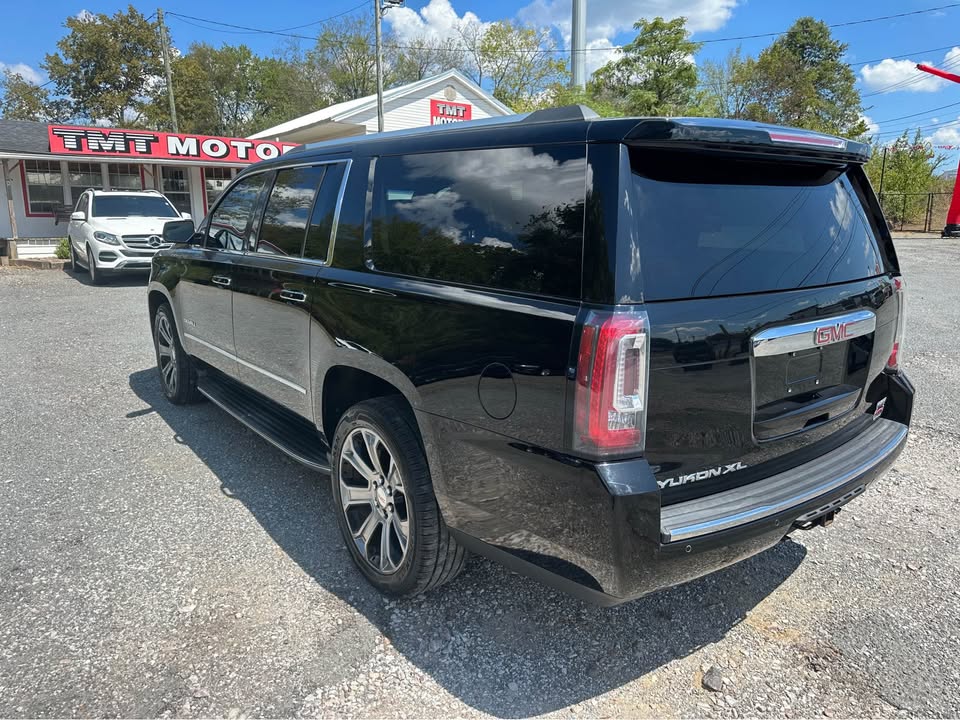 2017 GMC Yukon XL Denali photo 2