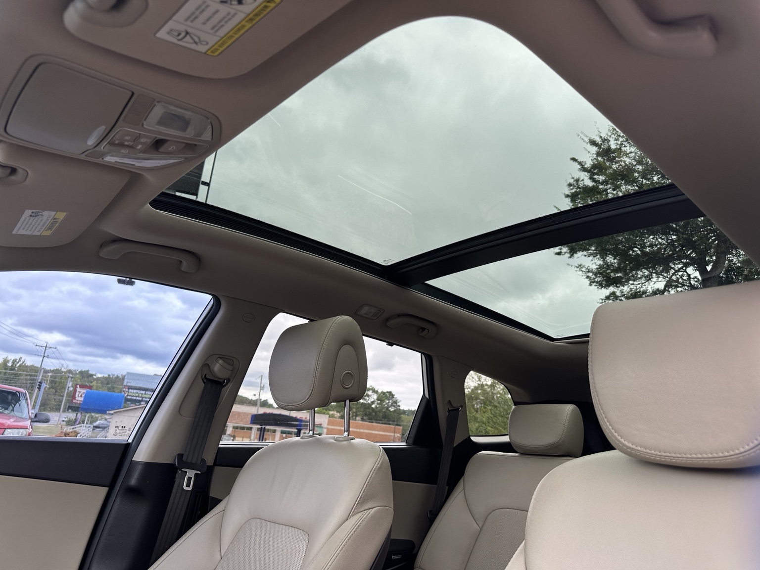 White 2017 Hyundai Santa Fe SE Ultimate additional vehicle view