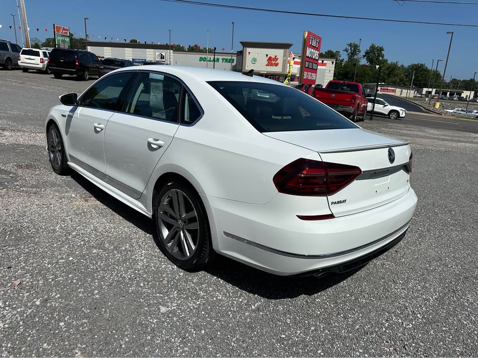 2017 Volkswagen Passat R-Line photo 2