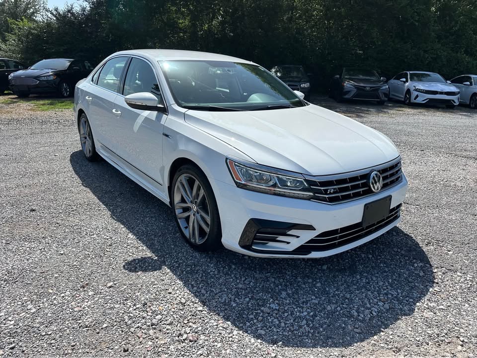 2017 Volkswagen Passat R-Line photo 4