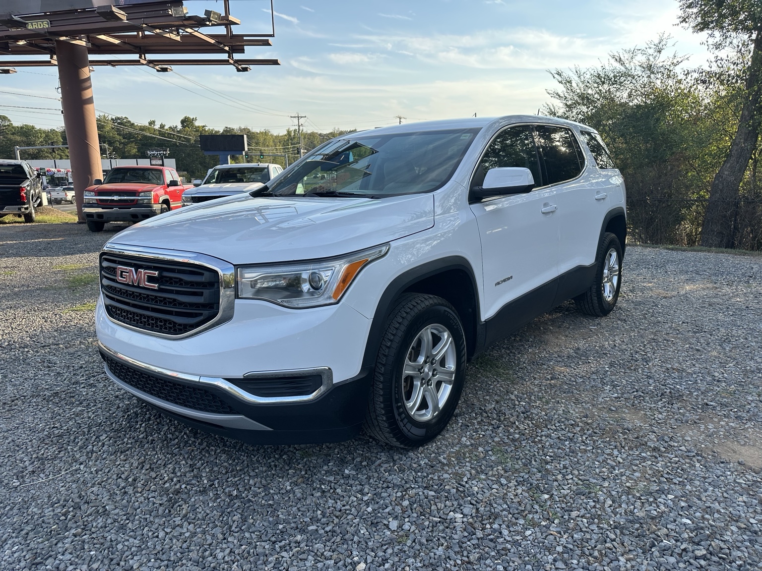 White 2019 GMC Acadia SLE