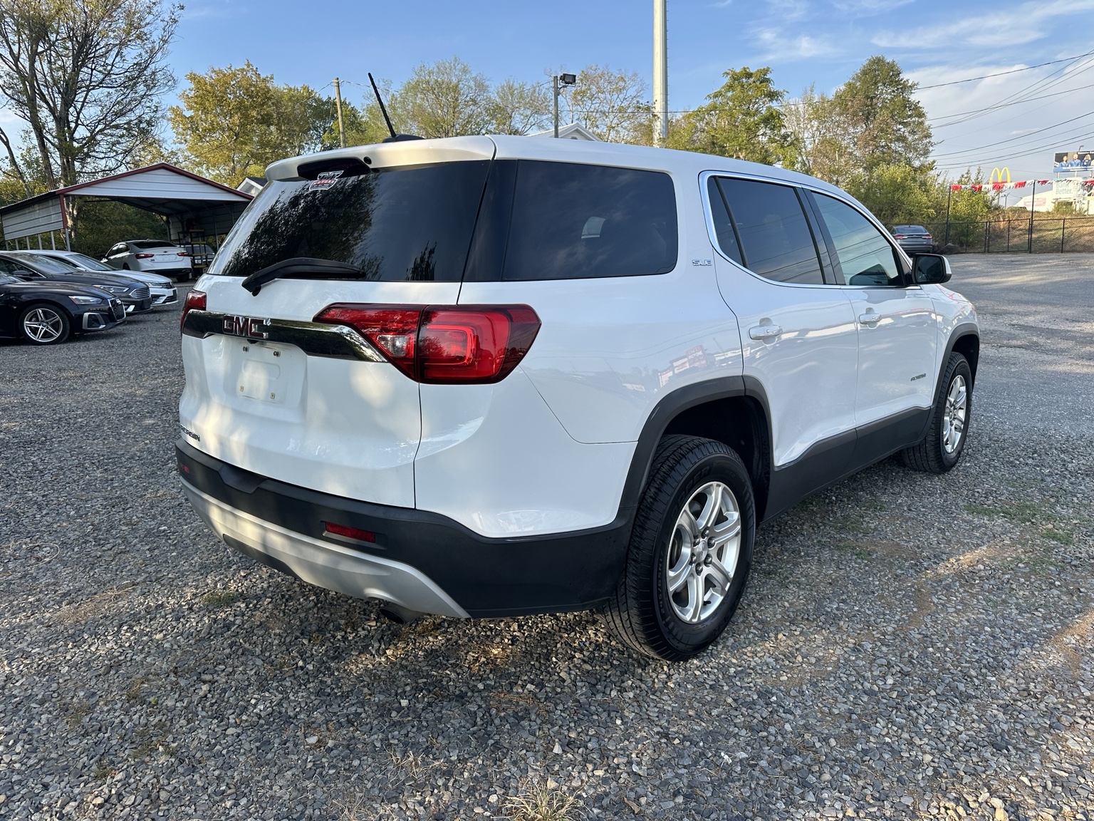 White 2019 GMC Acadia SLE side exterior view