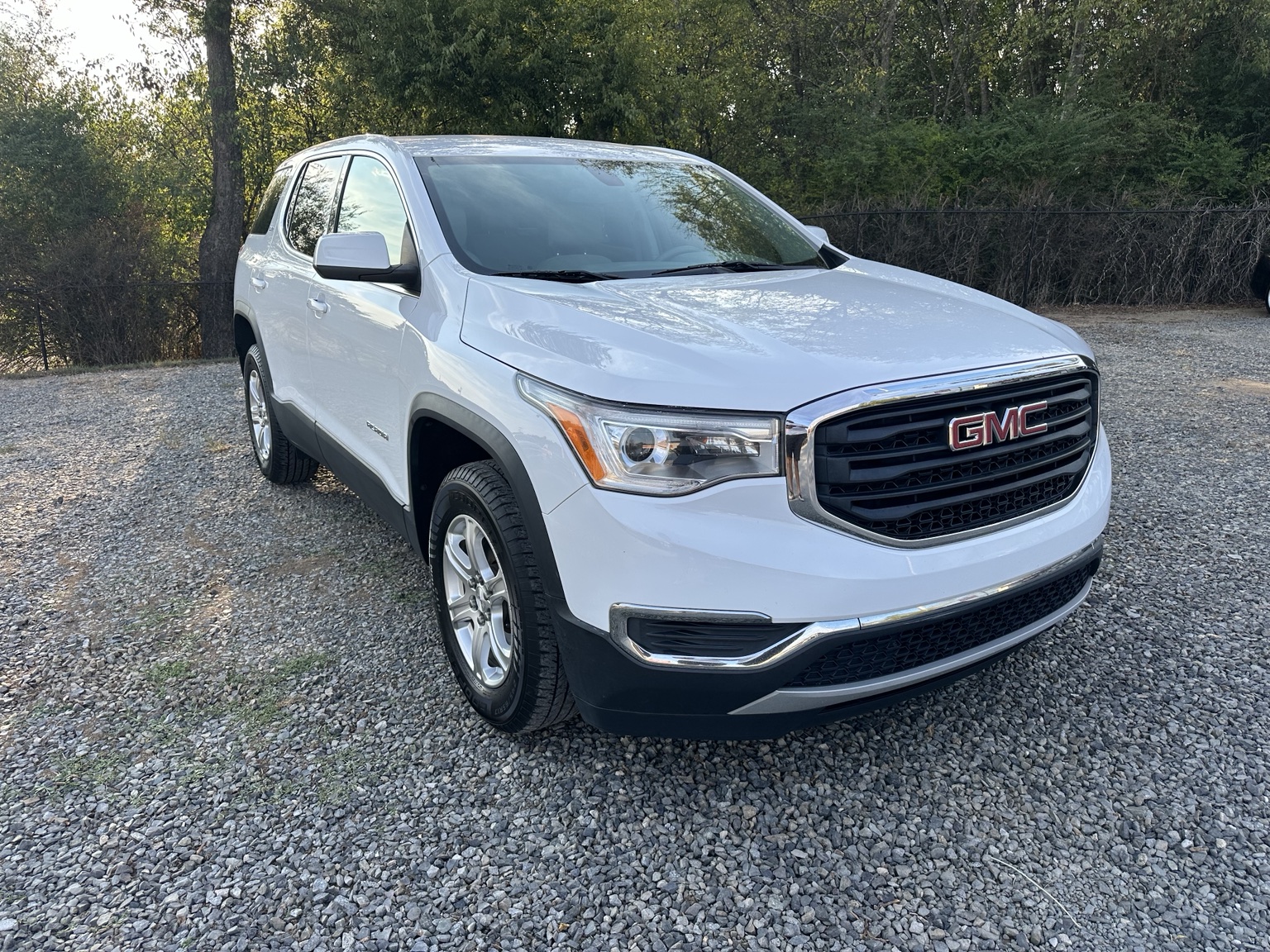 White 2019 GMC Acadia SLE rear exterior view