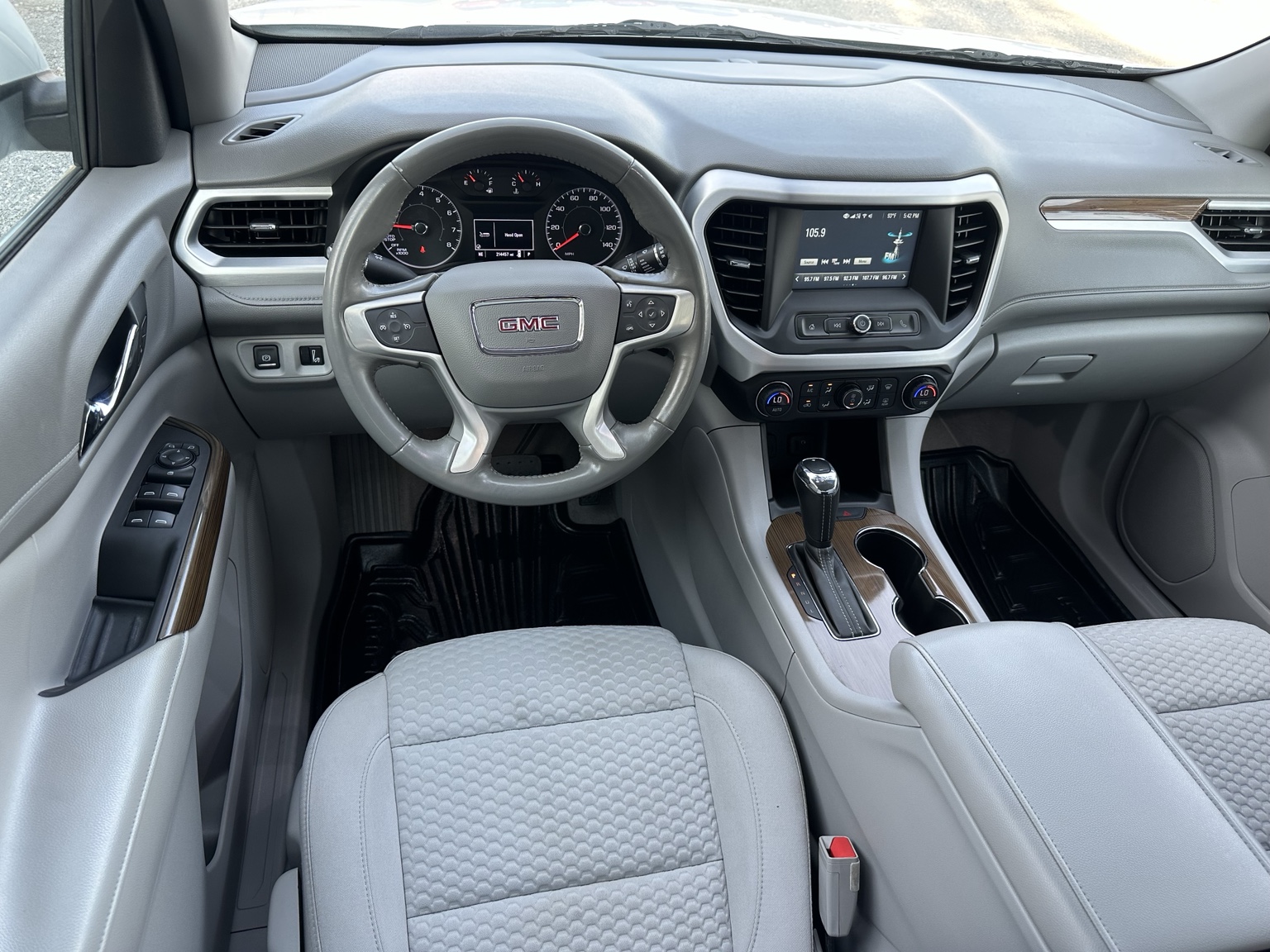 White 2019 GMC Acadia SLE wheel and tire