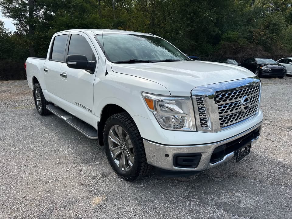 2019 Nissan Titan Crew Cab SV photo 4