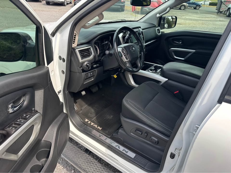 2019 Nissan Titan Crew Cab SV photo 5