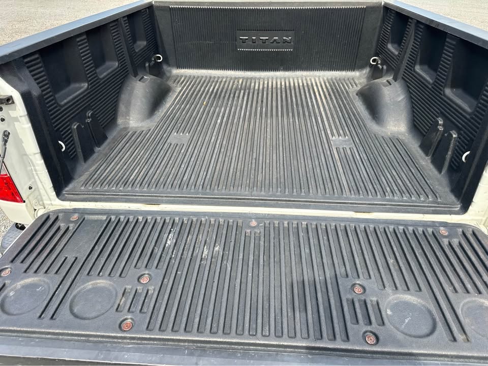 2019 Nissan Titan Crew Cab SV photo 11
