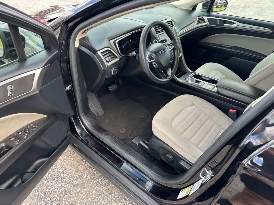 2020 Ford Fusion S photo 5