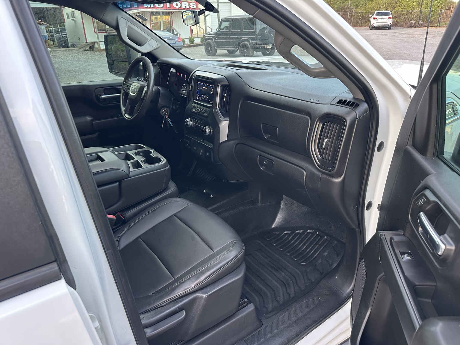 White 2020 GMC Sierra 2500HD W/T Flatbed cargo area