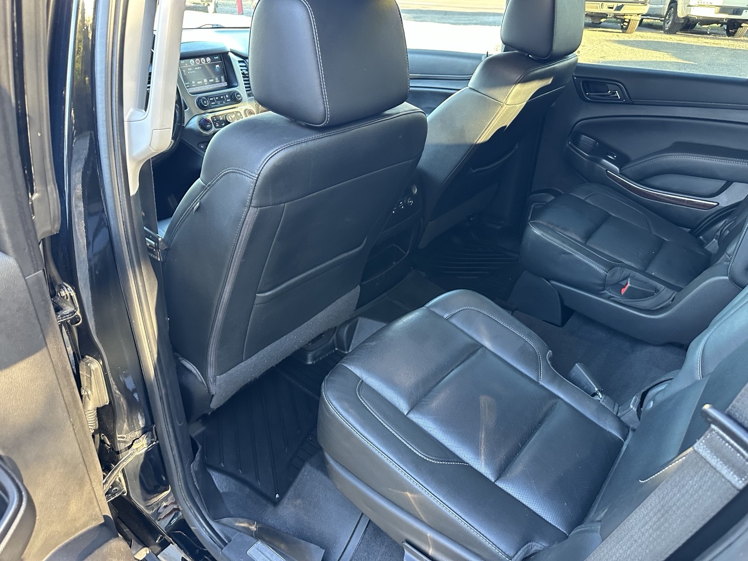 Black 2020 GMC Yukon SLT dashboard and controls