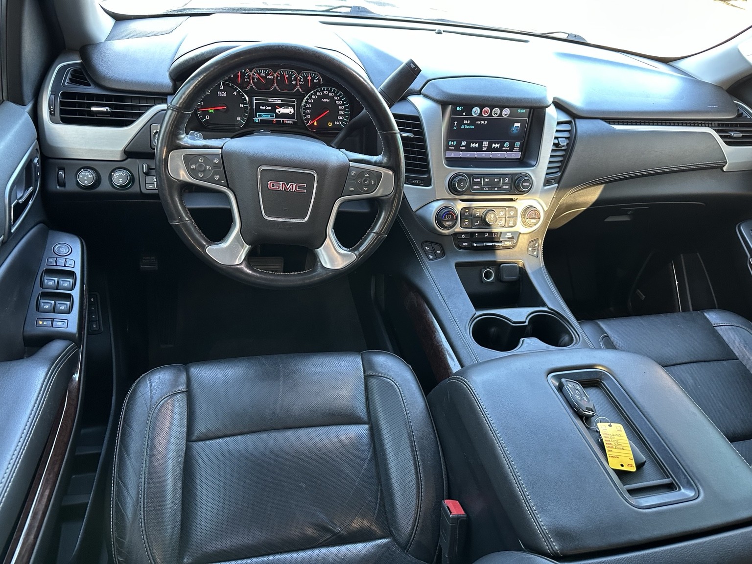 Black 2020 GMC Yukon SLT wheel and tire