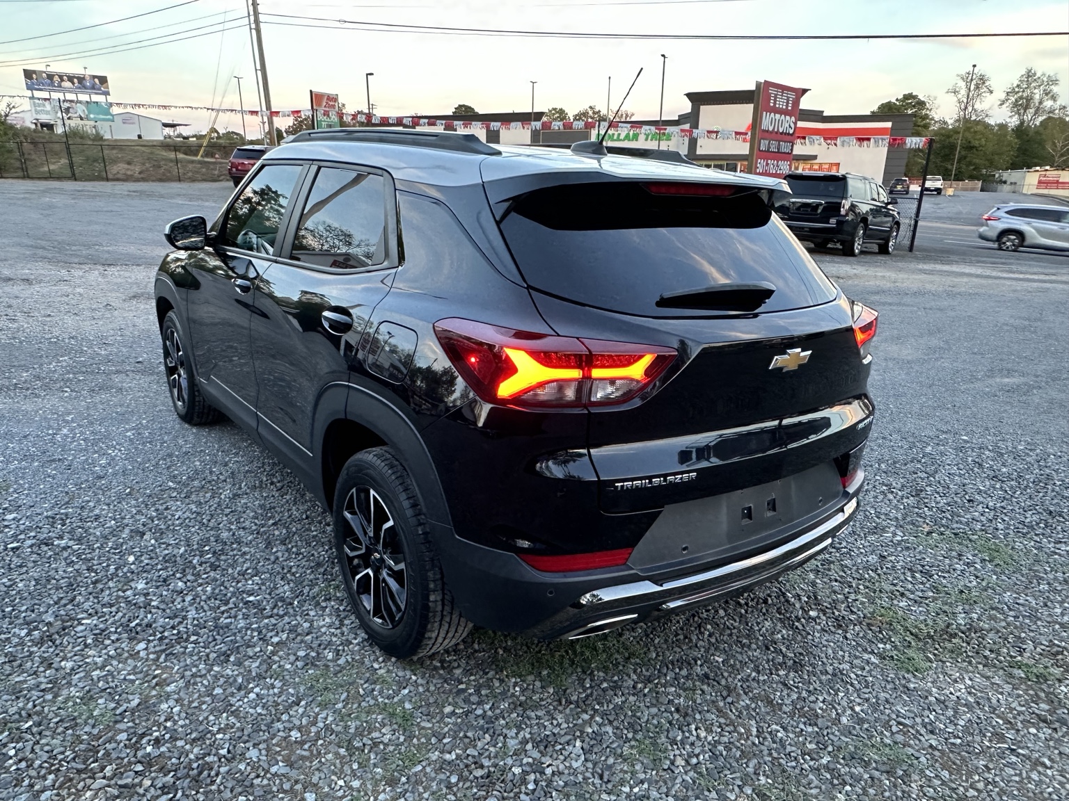 Black with contrasting roof 2021 Chevrolet Trailblazer ACTIV front exterior view