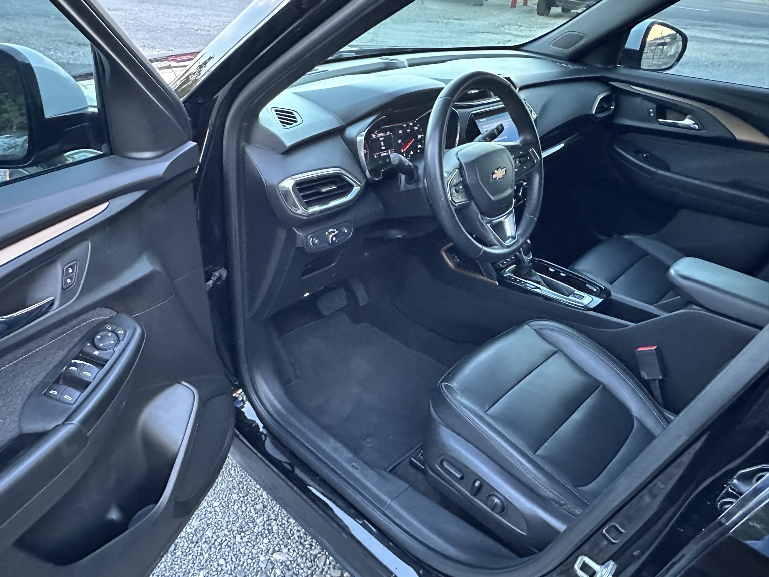 Black with contrasting roof 2021 Chevrolet Trailblazer ACTIV interior view