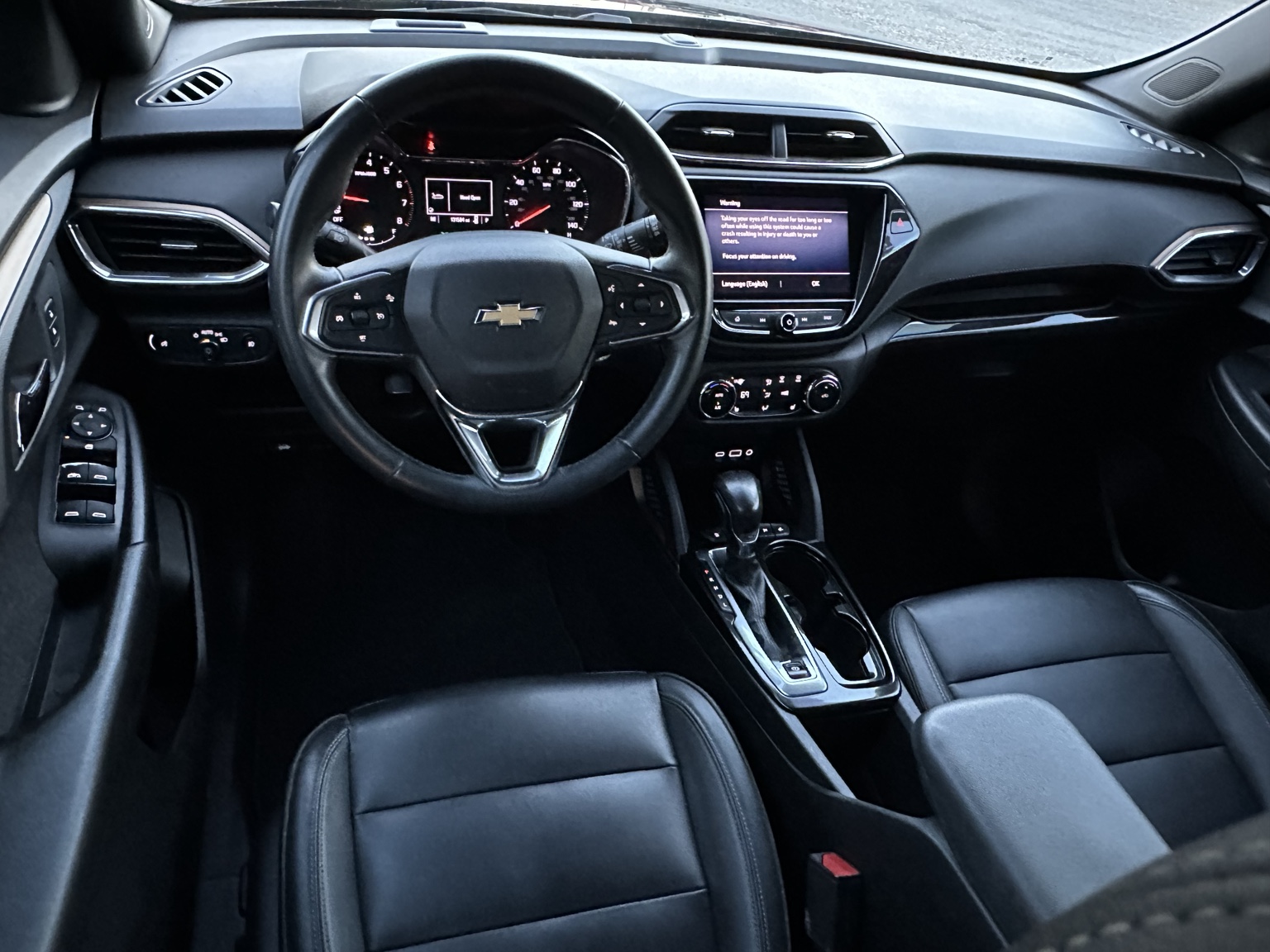 Black with contrasting roof 2021 Chevrolet Trailblazer ACTIV front seating